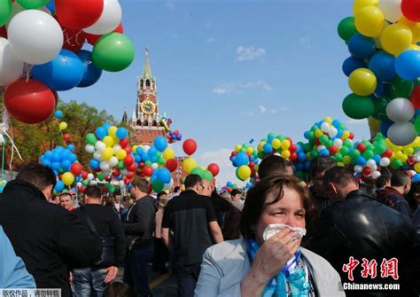 俄罗斯民众在哈大使馆前献花 悼念在骚乱中丧生的群众_凤凰网