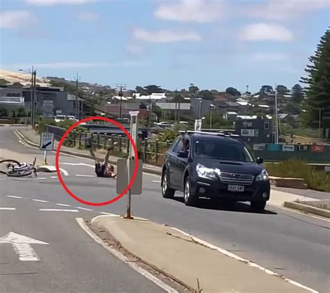 澳大利亚一男子路中间骑自行车表演特技险被车撞