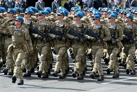 真是壮观！乌克兰接收武器装备的画面堪比阅兵 数量庞大|乌克兰|坦克|军队_新浪新闻