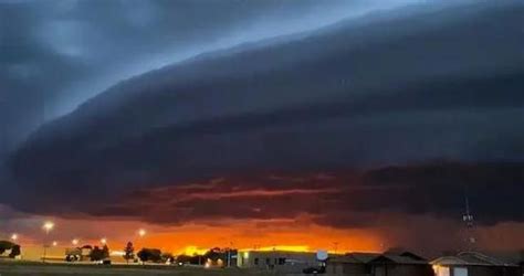 美国新墨西哥州上空现巨型陆架云似外星飞船(含视频)_手机新浪网