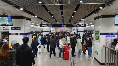 上海世纪大道地铁站早高峰客流恢复至四五成，“戴N95的乘客多了”_浦江头条_澎湃新闻-The Paper