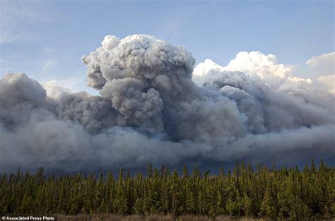 加拿大林火摧毁城区画面_手机凤凰网
