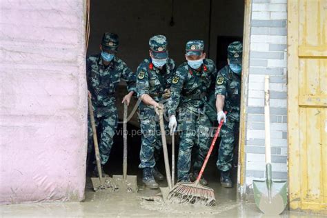 广西河池：武警官兵奋战清淤一线-人民图片网