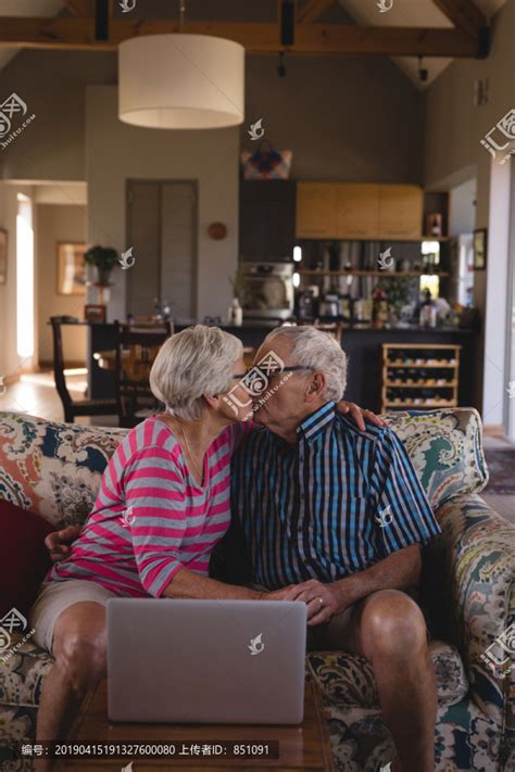 浪漫的老年夫妇在家里接吻,摄影素材,汇图网www.huitu.com
