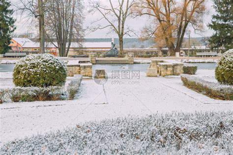 圣诞节下雪的旅行在冬天城市公园绿和雪30129高清图片下载-正版图片307791263-摄图网