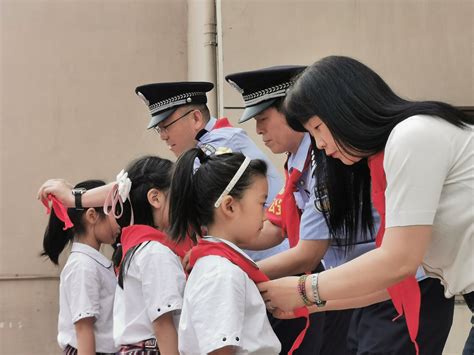 济南市历下实验小学157名新队员戴上红领巾_山东教育新闻网