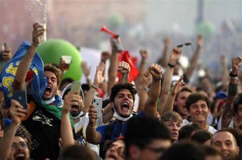 意大利点球大战击败英格兰，球迷高举双手庆祝胜利_东方体育