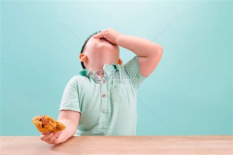 摄影饥饿的童年可爱的小男孩吃炸鸡高清图片下载-正版图片501922352-摄图网
