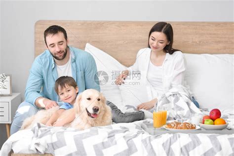 幸福的家庭在卧室吃早餐高清图片下载-正版图片506508209-摄图网