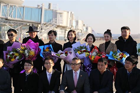 中国文艺工作者代表团抵达朝鲜访问，张国立、佟丽娅等在列