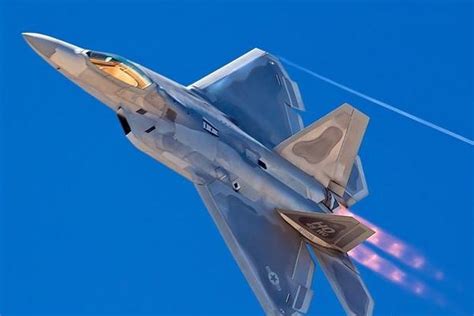 歼20喷出橘红色尾焰，疑似装新型发动机，性能终于赶上F-22__凤凰网