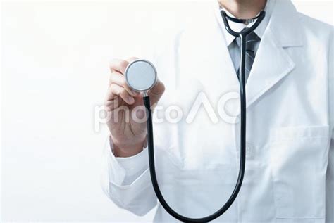 聴診器を持つ白衣の男性医師の上半身 - No: 4026187｜写真素材なら「写真AC」無料（フリー）ダウンロードOK