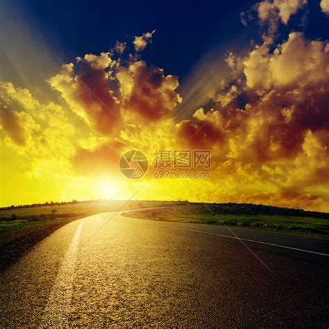 在柏油路的美妙的日落高清图片下载-正版图片507116061-摄图网