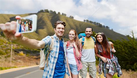 技术,旅游,徒步旅行人的群微笑的朋友背包,用智能手机自拍,加州大山的背景下背包的朋友用智能手机自拍高清图片下载-正版图片300130211-摄图网