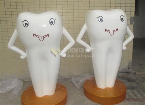 牙科迎宾客玻璃钢卡通雕塑以牙齿形象展示吸引更多客流_方圳玻璃钢厂