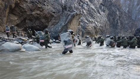 最新！印军在中印边境增3000兵力！靠近西藏边境首次部署阿帕奇无人机剑指解放军！_凤凰网视频_凤凰网