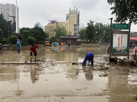 河南三门峡遭暴雨袭击：大水漫进街道，轿车被冲上山坡_北晚在线