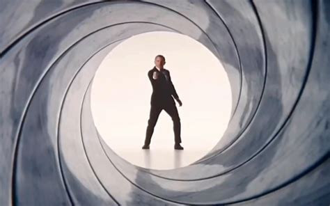 周星驰007主题曲（007大战金枪客周星驰唱的啥歌）_风尚网