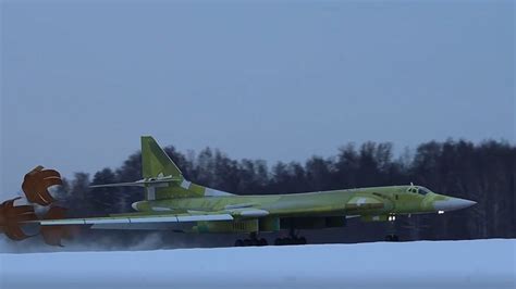 “白天鹅”进化!俄军首架图160M战略轰炸机首飞 可发射搭载核武器_腾讯视频