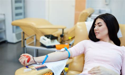 女孩给病人献血插画图片下载-正版图片402487734-摄图网