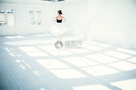 翩翩起舞的芭蕾舞女演员背影高清图片下载-正版图片502090316-摄图网