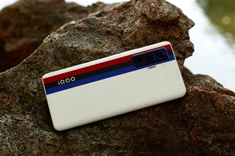 来一组iQOO 5 Pro的照片，感受下这款传奇版本的美感。@iQOO手机