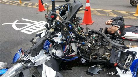 台湾摩托车山路大事故，宝马S1000RR与倒霉的铃木GSX-R600相撞_搜狐汽车_搜狐网