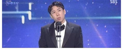 2021年SBS演艺大赏：刘在石缺席，RM斩获5项大奖再创纪录|刘在石|金钟国|获奖_新浪新闻