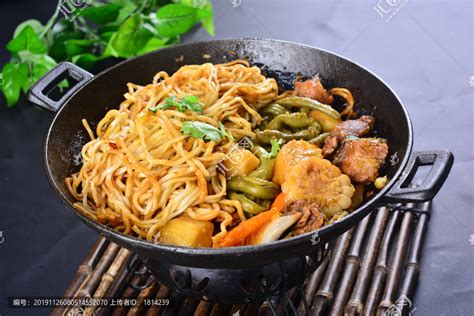 铁锅焖面,中国菜系,食品餐饮,摄影,汇图网www.huitu.com