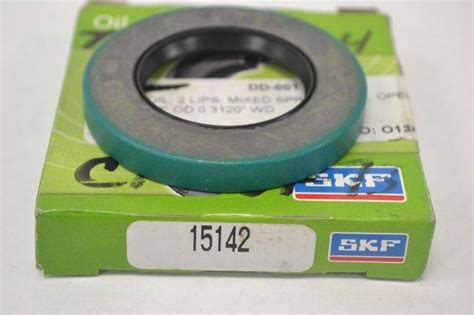 LOT 2 SKF ASSORTED CR 15142 29540 2/1 SPRING TYPE OIL SEAL B235171