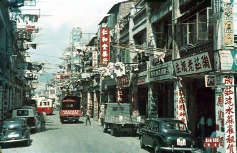 上世纪50年代的香港街拍：奔跑的黄包车 旗袍与西装同框