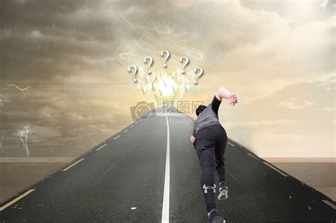 男人在路上奔跑图片素材-正版创意图片500373629-摄图网