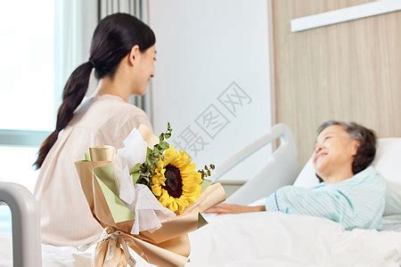 女儿看望陪伴生病住院的母亲高清图片下载-正版图片502505190-摄图网