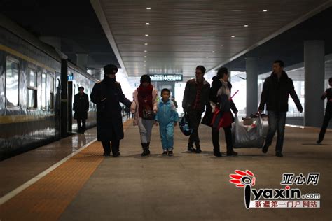 让爱·回家：“无手妈妈”带着儿子坐火车回家过年_国内新闻_环球网