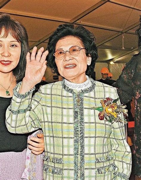 看了香港女首富邝肖卿才懂：女人过了90，真是体态+穿搭决定一切