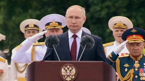 现场！普京出席俄罗斯海军节阅兵式，赞赏海军打击能力_凤凰网视频_凤凰网