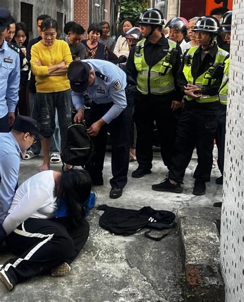邱某（女，32岁），被紧急围捕、当街抓获！_京报网