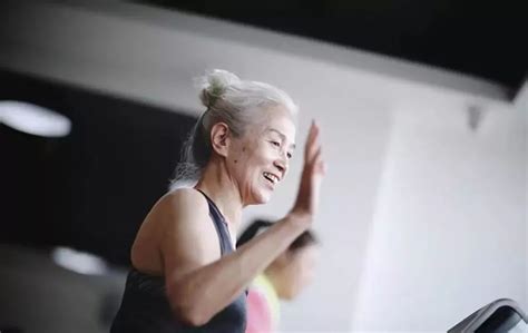 一个老奶奶喜欢健身，已经70多岁了，但看起来只有40多岁？_腾讯视频