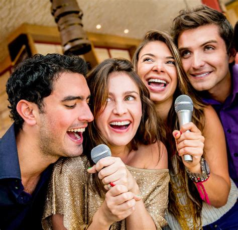 快乐的年轻人在唱歌图片_酒吧里快乐的年轻人在唱歌素材_高清图片_摄影照片_寻图免费打包下载