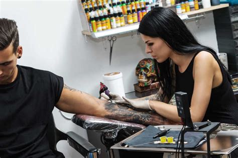 纹身师日常工作和生活是怎样的？_武汉纹身店之家：老兵纹身店,武汉纹身培训学校,纹身图案大全,洗纹身,武汉最好的纹身店！