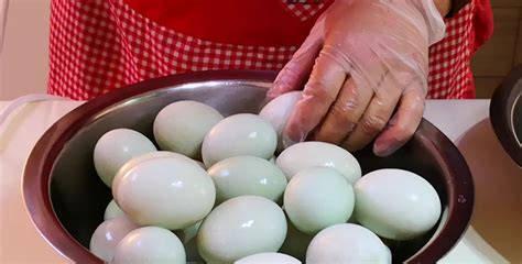80岁奶奶支妙招：鸭蛋太阳下晒一晒,蛋黄会自动“流油”,真实用|鸭蛋|蛋黄|咸鸭蛋_新浪新闻