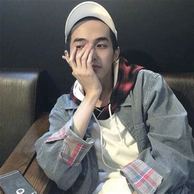 戴眼镜帅哥头像非主流