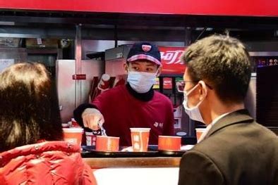 餐饮服务从业人员不戴口罩 台江开出福州首张罚单
