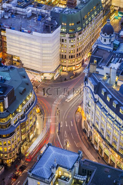 在蓝色小时-英格兰，英国伦敦市中心一个繁忙街道的鸟瞰图高清摄影大图-千库网