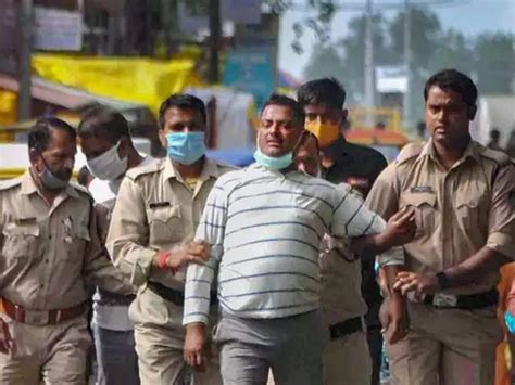 印度民众前往总理府抗议腐败遭警察当街棒打（图） - 乌有之乡