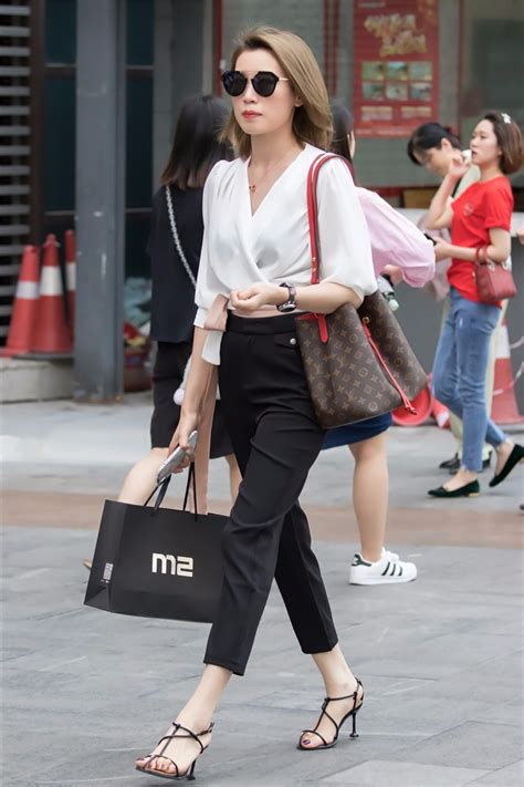 黑裤白鞋甜美女生头像