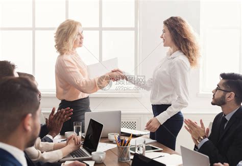 微笑的老板与快乐的女员工握手高清图片下载-正版图片505338152-摄图网