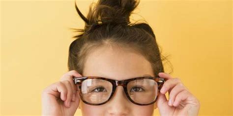 眼睛近视就需要一直戴眼镜吗？专家告知：超过这个度数才需要！|视力|度数|眼镜_新浪新闻