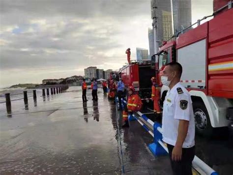 深圳两幼童浴场游玩被海浪卷走，救生员和游客一起拉回_凤凰网视频_凤凰网
