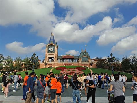 同样是迪士尼乐园，上海迪士尼天天爆满，它却连续亏本25年